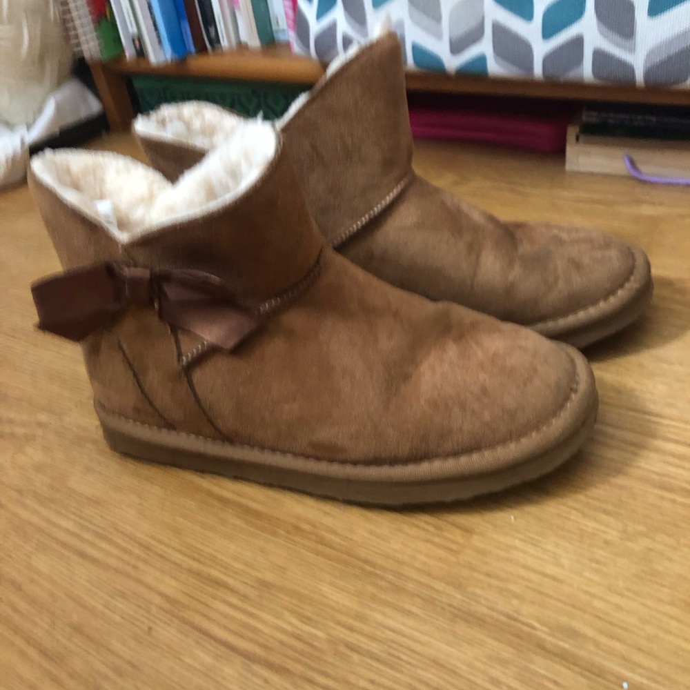 PAWZ Women's Shearling-Lined Suede Ankle Booties in Brown with Bow